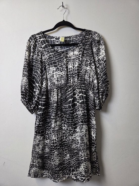 bee stitched Dresses & Skirts - Black & White Crackle Print Long Sleeve Dress